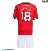 Camisa de Futebol Manchester United Casemiro #18 Equipamento Principal Infantil 2025-26 Manga Curta (+ Calças curtas)